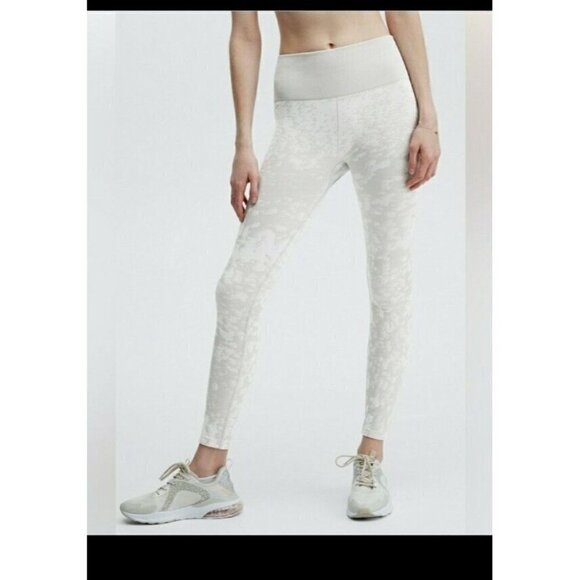 Fabletics Women's High-Waisted Seamless Mist Legging Light Grey Small - Picture 5 of 5